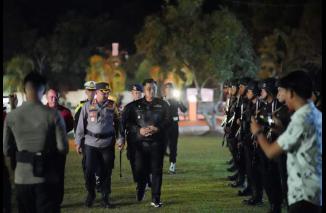 Sutan Riska dan Kapolres Dharmasraya cek ppasukan pengamanan malam tahun baru, Sabtu 31/12-2022 malam. (minfo-dms) 