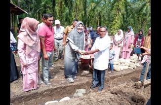 Hadiri peletakan batu pertama pembangunan masjidi, kehadiran Anggota DPR RI Hj Nevi dinanti warga Luhak Pasamab Barat. (hd) 