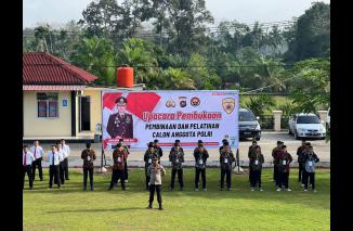 Kapolres Dharmasraya buka Binlat Calon Anggota Polri 2023, Selasa 10/1-2023 di halaman Mapolres Dharmasraya. (eek) 
