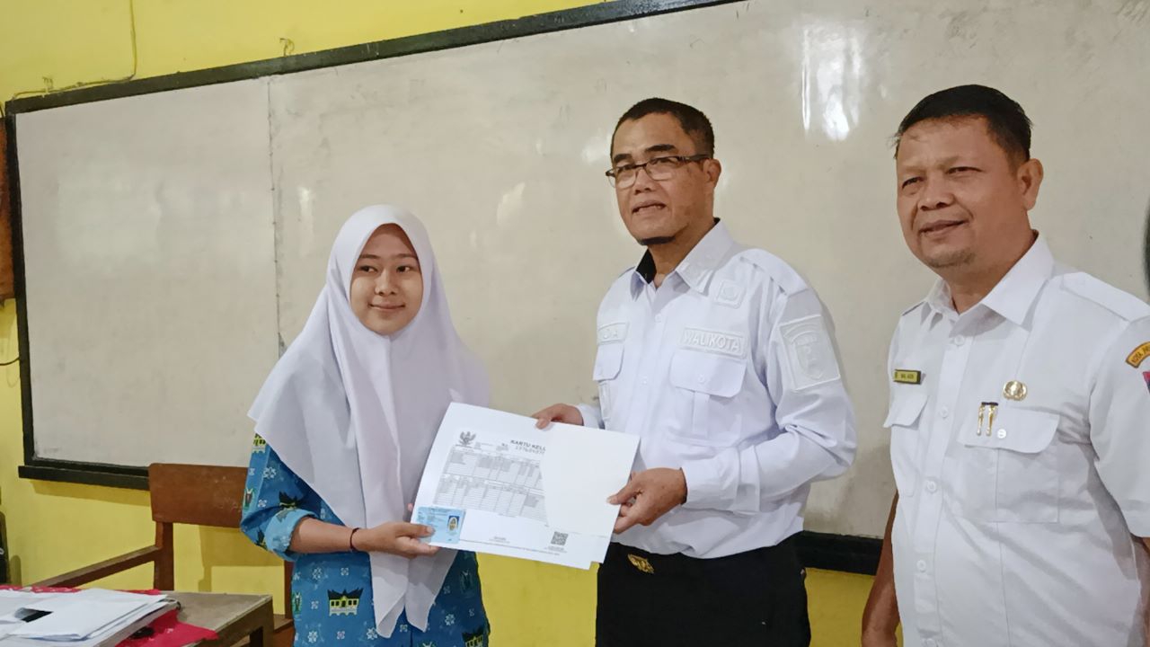 Pj Walikota Payakumbuh Rida Ananda bersama pelajar SMKN 1 Payakumbuh saat serahkan KTP. (doc)