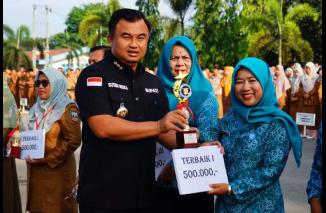 Sutan Riska serahkan hadiah pada juara HUTKAB 19, Selasa 7/2-2023. (minfo-dms) 