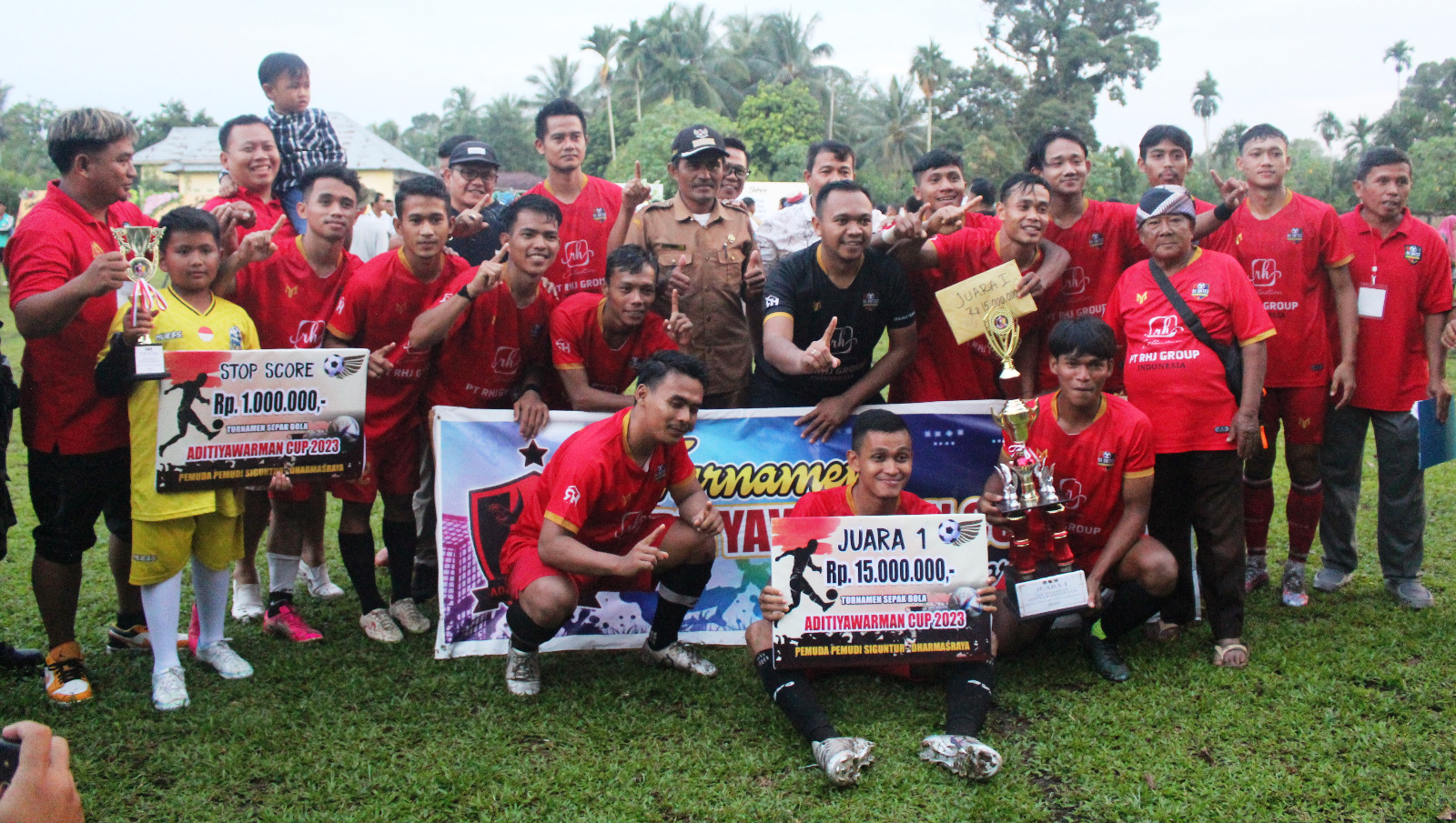 Final Adityawarman Cup 2023, RH United Juara, kalahkan BMC FC 4-1 di lapangan Bola Kaki Siguntur, Senin 13/3-2023. (eek? 