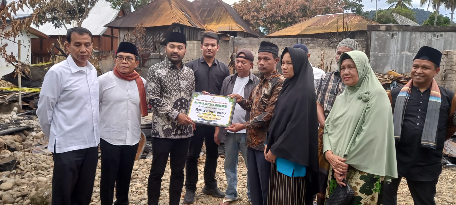 Zogo Rolanda datang bawa bantuan, pulihkan korban kebakaran di Kawasan Seribu Rumah Gadang dari keputusasaan, Kamis 30/3-2023. (kampai)