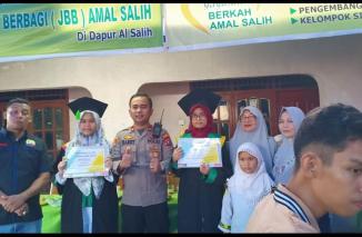 Kapolsek Lubeg serahkan  sertifikat tahfiz  JBB di Yayasan Amal.Salih, Kamis 16/3-2023. (lih) 