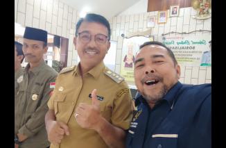 Bupati Solok Selatan. Khairunas bersama Komisoner KI Sumbar, Adrian 'Toaik' Tuswandi saat acara Sosialisasi KIP di Aula Sarantau Sasurambi Komplek Kantor Bupati Solok Selatan, Selasa (7/3).(doc)