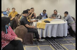 Komisioner KI Sumbar Adrian Tuswandi dalam sesi tanya jawab sosialisasi Perki 1/2019 di Bekasi, Kamis (30/3).(doc)