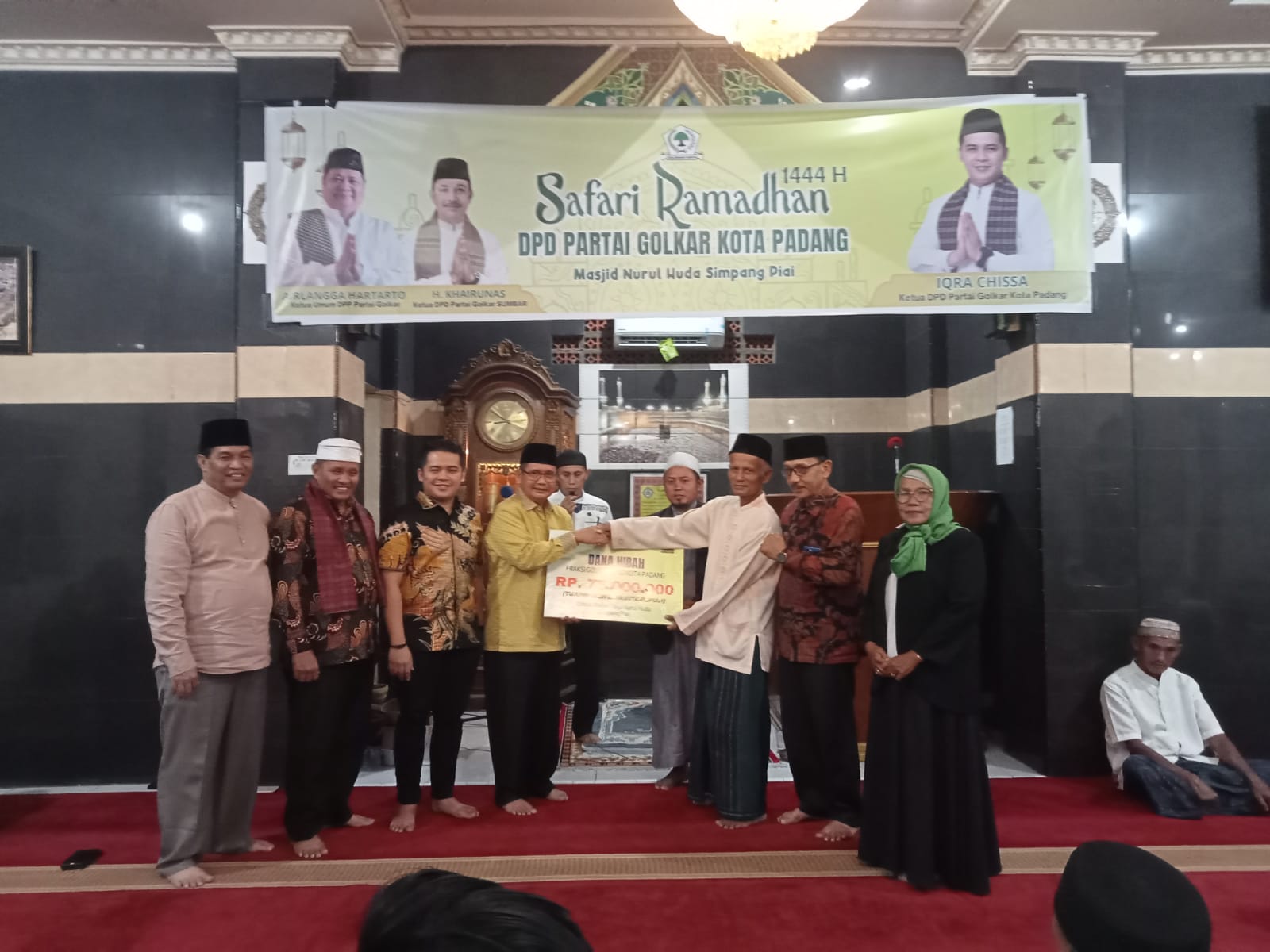 Foto Safari Ramadhan, Partai Golkar Kota Padang Serahkan Dana Hibah  75 Juta Untuk Pembangunan Mesjid