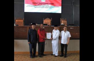 DPRD Dharmasraya serahkan rekomendasi LKPj 2022 kepada Adlisman mewakili Bupati Sutan Riska, Jumat 31/3-2023. (minfo-dms) 