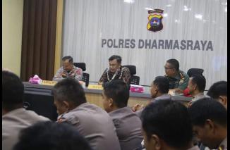 Sutan Riska dan Kapolres Dharmasraya simak arahan Kapolri di Mapolres, Kamis 6) 4-2023.(minfo-dms) 