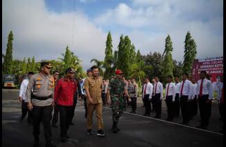 Kapolres bersama Bupati Sutan Riska dan unsur Forkompimda Dharmasraya periksa pasukan pada gelar pasukan Operasi Ketupat  Singgalang 2023, Senin 17/4-2023. (minfo-dms) 
