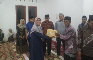 Sasar Jorong Sungai Bungin, Abdi Amir serahkan bantuan dari Bupati Dharmasraya, Rabu 29/3-2023. (yan) 