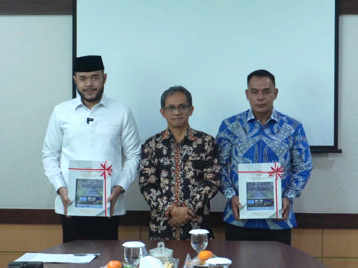 Wali Kota, H. Fadly Amran, BBA Datuak Paduko Malano dan Ketua DPRD, Mardiansyah, A.Md, menerima predikat WTP atas Laporan Keuangan Pemerintah Daerah (LKPD), Kamis (11/5) di Kantor BPK Sumbar. (Sumber : Kominfo Padang Panjang)