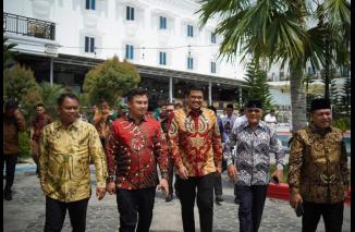 Ketua APEKSI Sutan Riska (batik merah) hadiri halal bihalal APEKSI dan APKASI di Kabupaten Batubara Sumatra Utara, Rabu 3/5-2023. (minfo-dms) 