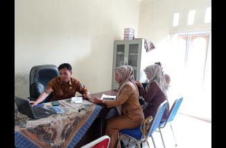 Zul Sekretaris Wali Nagari Payubarangan tengah sharing soal pengelolaan website dengan PPID Utama Pemkab Dharmasraya, Selasa 9/5-2023. (minfo-dms) 