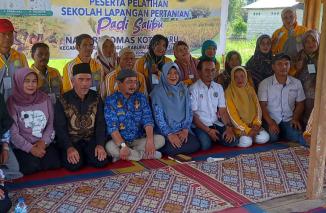 Wali Nagari Bomas Koto Baru Yuli Herman dalam kegiatan pelatihan "Sekolah Lapangan Pertanian" 17-20 Mei 2023 dengan program  Padi Salibu di Nagari Bomas Koto Baru Kecamatan Sungai Pagu Kabupaten Solok Selatan.Rabu (17/5/2023). (Sumber : Istimewa)