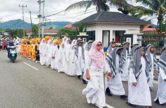 Pawai akbar khatam Alquran MDA/TPQ/TPSQ se-Kecamatan Lubuk Sikaping, Pasaman, Minggu pagi (28/5). (Sumber : Istimewa) 