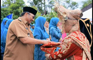Bupati Benny Optimis Pasaman Melaju Ke Tingkat Nasional, dalam kunjungan lomba Gerak PKK Tingkat Propinsi Sumatera Barat tahun 2023 di halaman depan Kantor Walinagari Jambak, Kabupaten Pasaman. (Sumber : Istimewa) 