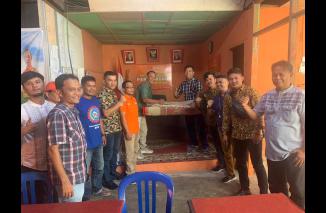 Ketua Partai Buruh Sumbar Doni Alferi bersama pengurus di Sekretariat Partai Sumbar, Minggu (21/5).Ist
