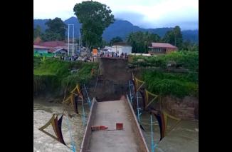 Penampakan jembatan Sikabu ambruk. (scrnsht) 