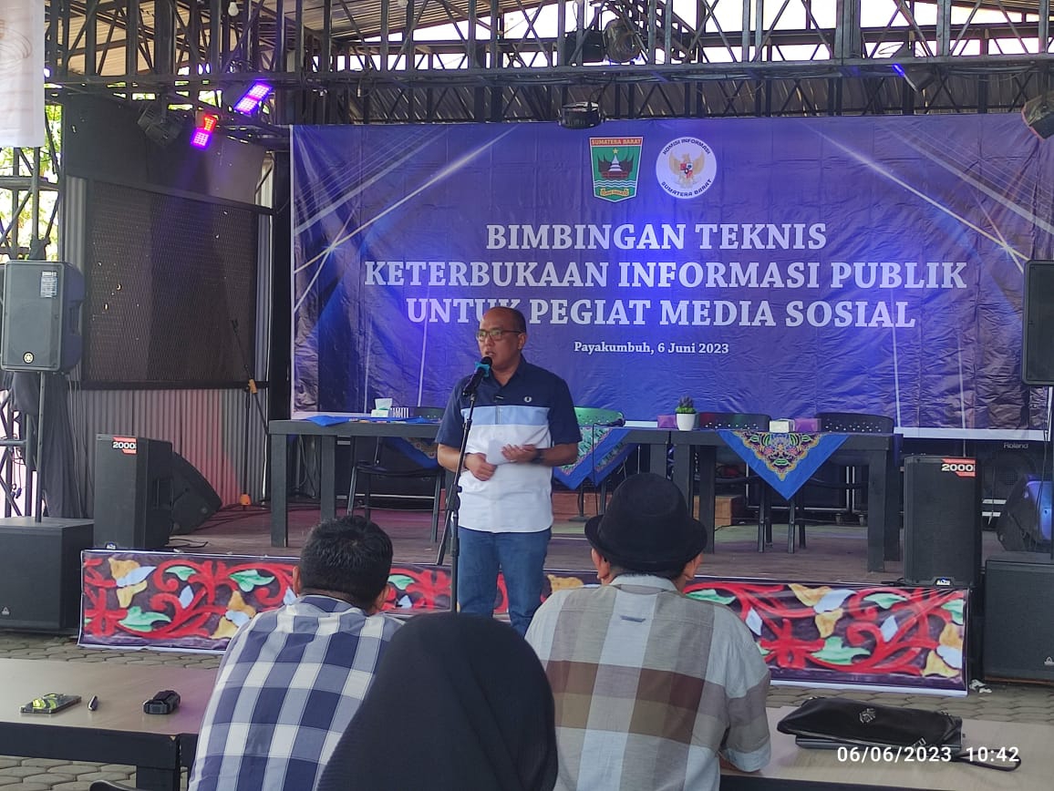 Ketua DPRD Sumbar, Supardi saat menjadi nara sumber di acara bimtek keterbukaan informasi publik penggiat medsos di kafe agam juga, Payakumbuh, Selasa (6/6).(doc)
