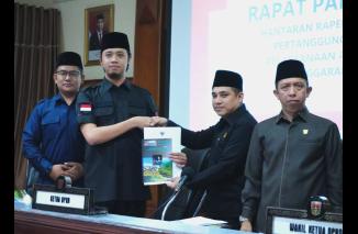 Wali Kota Bukittinggi, Erman Safar hantarkan Ranperda Pertanggungjawaban Pelaksanaan APBD 2022. (Sumber : Istimewa)