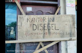 Puluhan masyarakat Nagari Lingkuang Aua Baru, Kecamatan Pasaman, Kabupaten Pasaman Barat menyegel kantor Wali Nagari, Senin, (5/6-2023). (Sumber : Istimewa) 