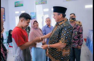 Bupati Pasaman H. Benny Utama menyerahkan bantuan korban angin punting beliung di Kantor Camat Bonjol, Kamis, (8/6/2023). (Sumber : Istimewa) 