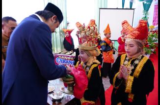Walikota Bukittinggi, Erman Safar menyerahkan 265 unit chromebook Untuk SDN 03 Pakan Kurai Piloting Sekolah Digital. (Sumber : Istimewa) 