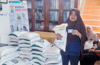 Salah seorang penerima manfaat saat menerima bantuan pangan dari Dinas Sosial. (Sumber : Istimewa)