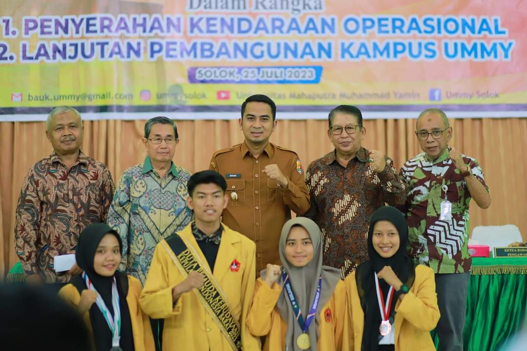 Wakil Walikota Solok, Dr. H. Ramadhani Kirana Putra menyerahkan bantuan satu unit mobil dinas dari Pemko Solok, dan dana sebesar 1,5 M untuk pembangunan Universitas Mahaputra Muhammad Yamin (UMMY) Solok. (Sumber : Istimewa)