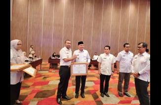 Piagam penghargaan LPPD diterima oleh Wabup Sabar AS mewakili Bupati Pasaman H.Benny Utama di The Zuri Hotel. (Sumber : Istimewa)