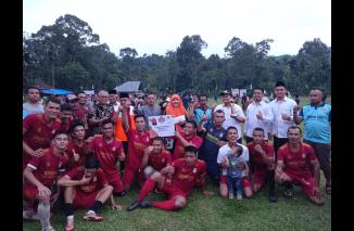 Hj Nevi Zuairina bersama pemain sepakbola di Turnamen Simpati Cup Kabupaten Pasaman. (hd) 