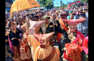 Upacara malewakan gala H. Benny Utama Sandang Gelar 'Kari Ibrahim' di Suluah Bendang Syarak Basa IX Lubuak Sikapiang. (Sumber : Istimewa)