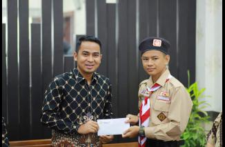 Wakil Walikota Kota Solok, Dr. H. Ramadhani Kirana Putra melepas satu-satunya Anggota Pramuka Kota Solok yang akan mengikuti ajang World Scout Jamboree atau Jambore Pramuka Dunia ke-25 Tahun 2023 di Korea Selatan. (Sumber : Istimewa)