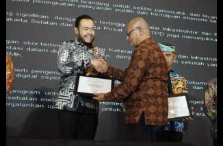 Walikota Padang Panjang, Fadly Amran meraih Penghargaan Apresiasi Tokoh Indonesia dalam pengembangan digitalisasi di Kota Padang Panjang. (Sumber : Istimewa)