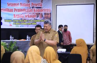 Walikota Solok H. Zul Elfian Umar membuka pelatihan peningkatan kompetensi bagi Kepala Sekolah dan Pengawas yang dilaksakanan oleh Dinas Pendidikan Kota Solok. (Sumber : Istimewa)