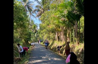 KKN UNAND di Malalak Barat Agam buat gotong royong jadi ajang sialturahmi warga Bantiang Selatan, Minggu 30/7-2023. (swd)