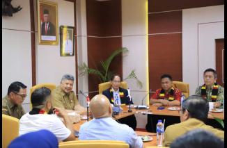 Walikota Solok H. Zul Elfian Umar menerima kedatangan Tim Teknisi dari Kota Toyohashi Jepang, di Ruang Rapat Zarhismi Ajiz Lantai II Balaikota Solok Senin 31/7-2023. (Sumber : Istimewa)