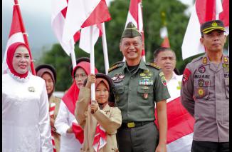 Gerakan Pembagian 10 juta Bendera Merah Putih tersebut di launching langsung oleh Dandim 0309 / Solok Letkol Inf. Novi Aji Satrio, SE, M.Si. (Sumber : Istimewa)