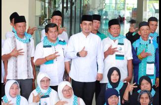 Pelepas Jamaah Umroh Di Masjid Agung Al Muhsinin, Jumat (4/8/2023), oleh Wakil Walikota Solok, Dr. H. Ramadhani Kirana Putra. (Sumber : Istimewa)