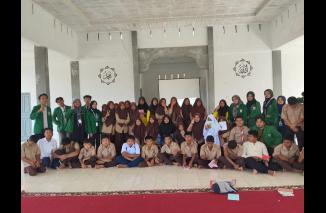 Foto bersama dalam kegiatan penyuluhan keamanan berinternet menurut UU ITE, di musholla SMPN 3 Sungayang pada Rabu, 
26/07-2023.(dok)