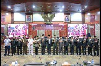Foto Paripurna DPRD Sumbar Dengarkan Penyampaian RUU Tentang APBN 2024, Presiden Umumkan Kenaikan Gaji PNS dan Pensiunan