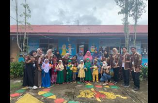Mahasiswa KKN UNAND di Nagari Panampuang ajari Anak TK cara sikat gigi yang baik dan benar. (syinta)