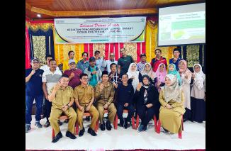 PKM Dosen Poltek ATI Padang di Nagari Panampuang, serahkan pelet makanan bebek pedaging. (dok/ati)