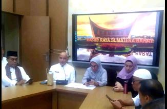 Kadis Pariwisata Sumbar Luhur Budianda (kiri) dan Ketua BPPD Sumbar, Sari Lenggogeni (kanan) menggelar konferensi pers terkait agenda dan persiapan WIES yang dipandu oleh Kadis Kominfotik Sumbar, Siti Aisyah (tengah), Jumat (1/9/2023) di command center Ka