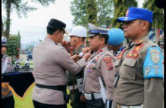 Kapolres Pasaman AKBP. Yudho Huntoro, SIK., MIK pimpin Apel Gelar Pasukan Operasi Zebra Singgalang 2023 di halaman Mapolres Pasaman, Senin (4/9)