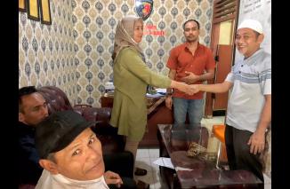 Tersangka pencurian dengan korban sepakat RJ di Polsek Koto Baru, Polres Dharmasraya, 30/8-2023. (masek)