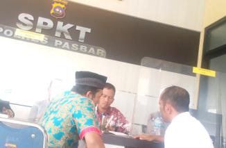 PW Pasbar lapor Polres terkait dugaan pelecehan profesi jurnalis, Jumat siang 22/9-2023. (aa)