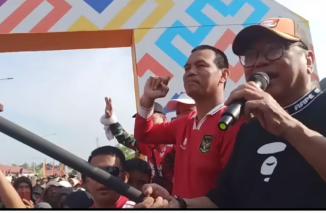 Tokoh Ranah dan Rantau, Genius Umar dan Osman Sapta, kibaskan bendera start Jalan Sehat Gebu Minang, Sabtu 2/9-2023 di Rawamg Pariaman. (dok)