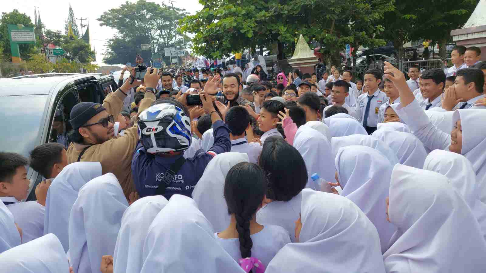 Suasana syahdu itu seakan menyiratkan rasa haru melepas purnatugas Walikota dan Wakil Walikota Padang Panjang, H. Fadly Amran, BBA Datuak Paduko Malano dan Asrul. (Kominfo Padang Panjang/Harris Suyata)